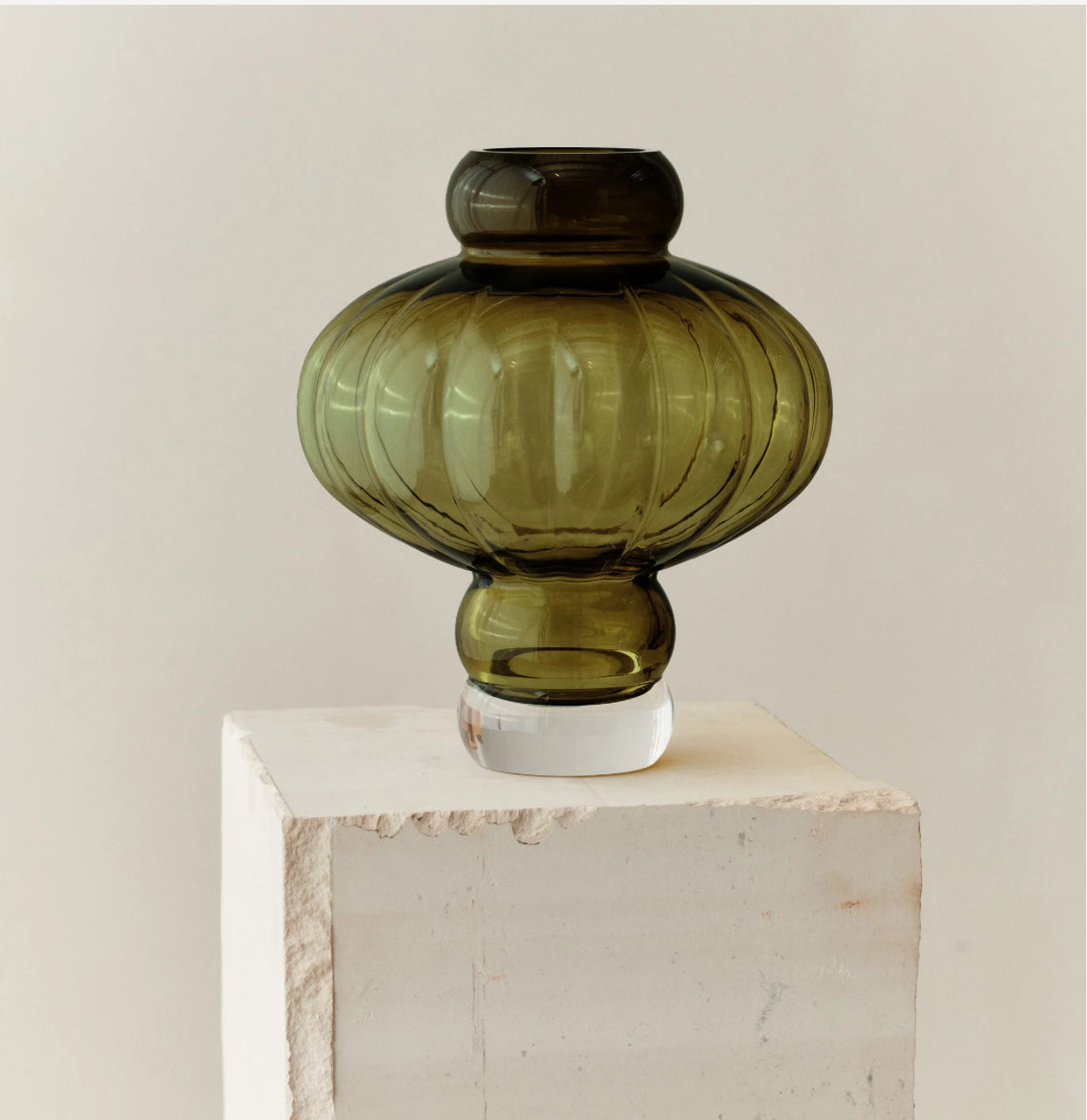 Balloon Vase 08 Olive