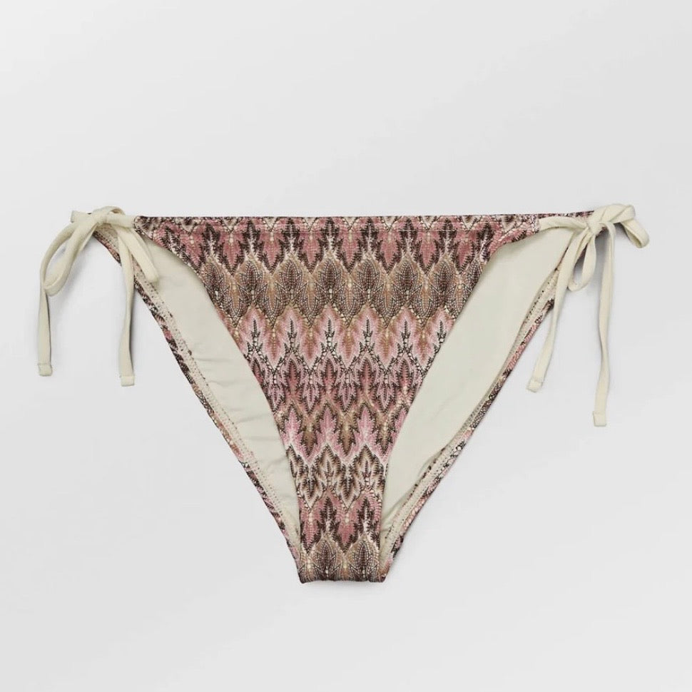 Amber Baila Bikini Tanga