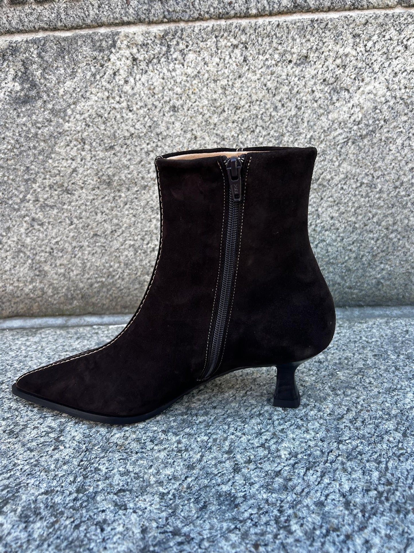 DARK BROWN SUEDE SKOLETTER